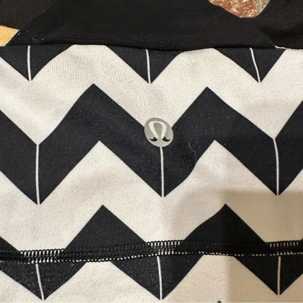 Lululemon Scoop Neck Tank in the "Arrow Chevron Polar Cream Black" pattern sz 6 - Picture 10 of 16
